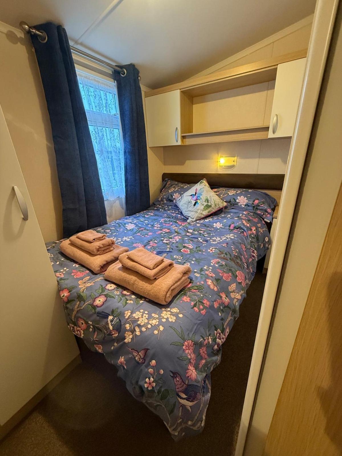 Lovely Serenity Caravan Is Situated On The Norfolk Broads