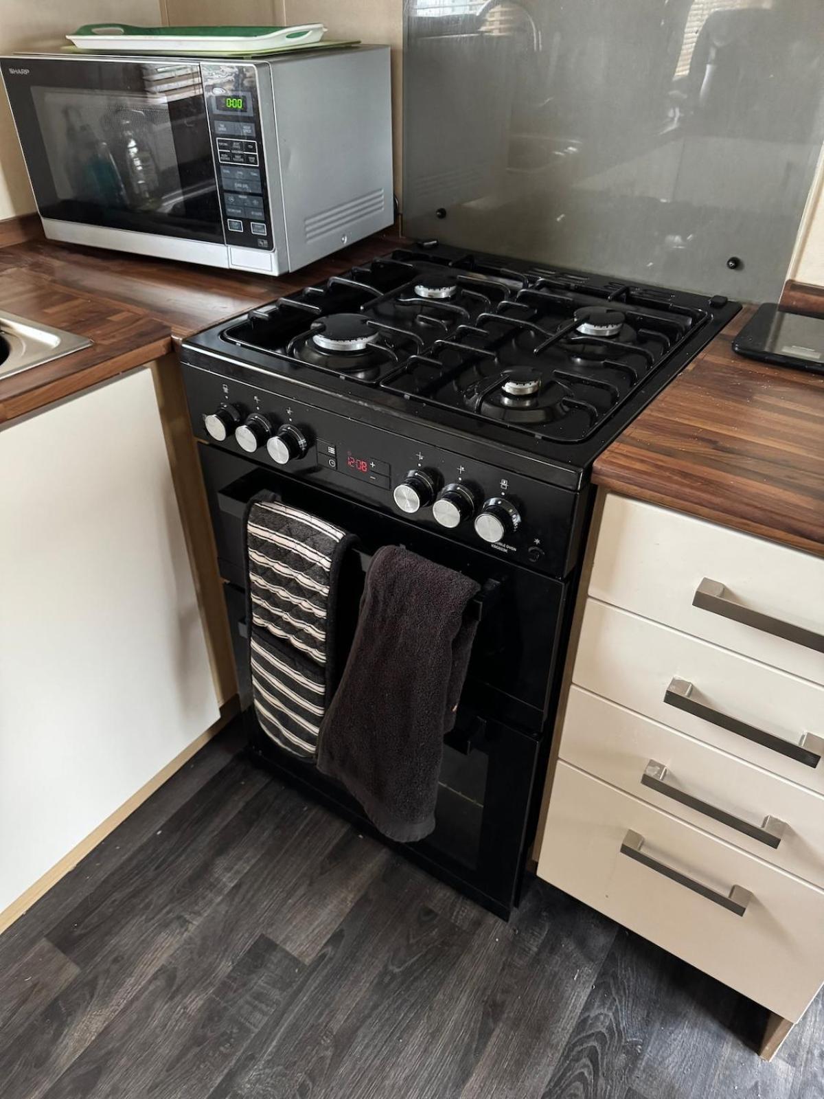 Lovely Serenity Caravan Is Situated On The Norfolk Broads *